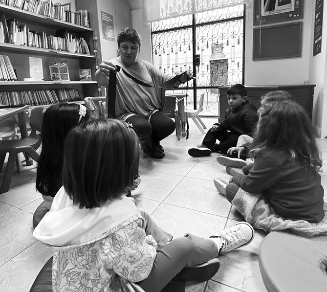 Crear y explorar: comenzó el taller “Entre lazos de arte” en la Biblioteca