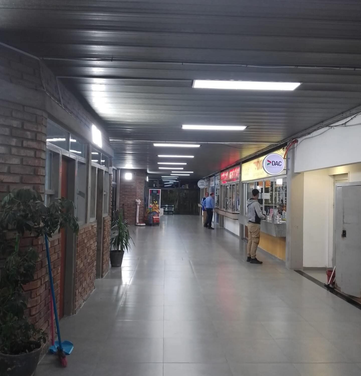 Plantean en la Junta la situación de mayores de 30 años que no acceden a descuento en el transporte para estudiar