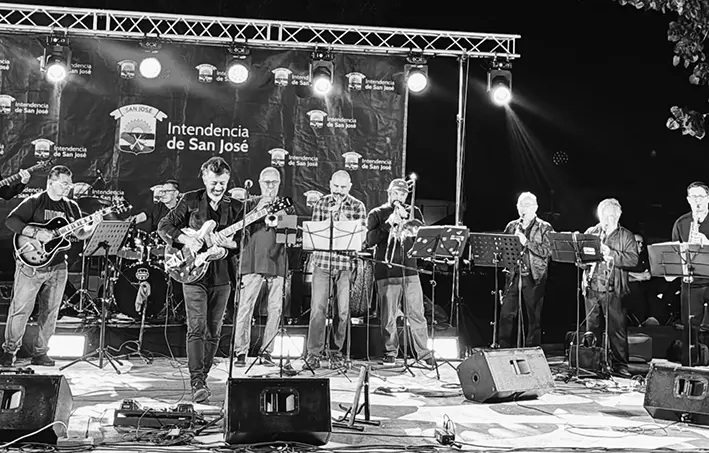 La "San José Big Band" toca en el Macció