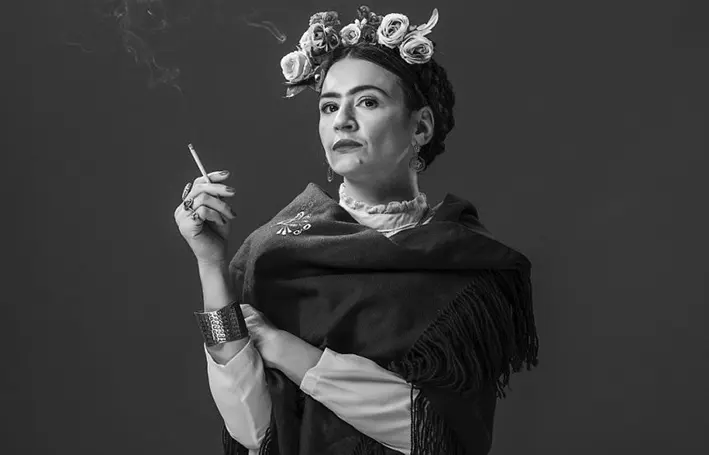 Un símbolo pop y feminista: Laura Azcurra llega al Teatro Macció en la piel y alma de Frida Kahlo