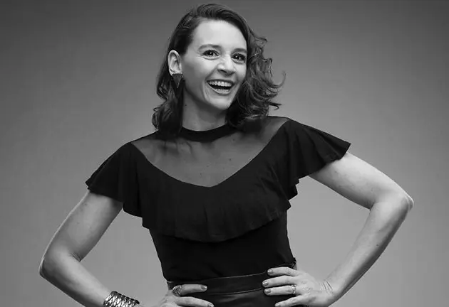 Un símbolo pop y feminista: Laura Azcurra llega al Teatro Macció en la piel y alma de Frida Kahlo