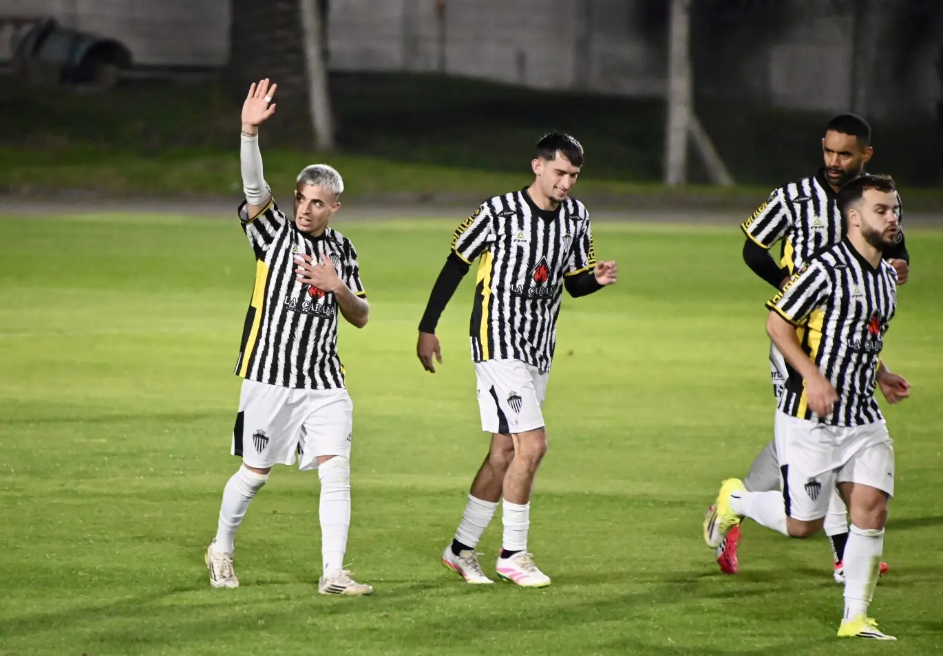 Universal venció sin problemas a San Lorenzo y mantuvo el liderato del Apertura en Liga Mayor
