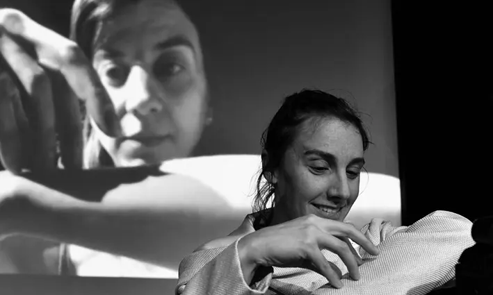 Basta de pantallas: Leonor Chavarría y una obra teatral que reflexiona sobre la adicción al celular