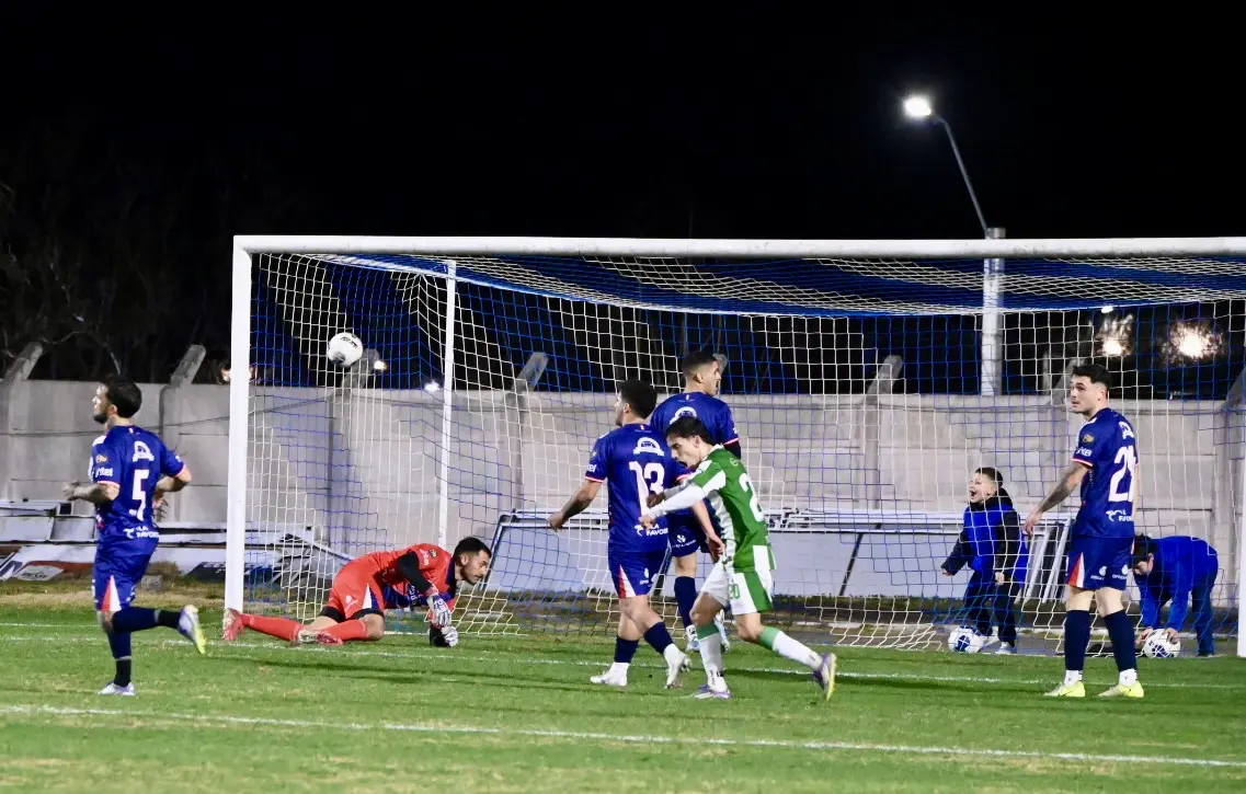 Apertura: Universal hizo uso de la ventaja deportiva y con empate ante Campana se metió en la final
