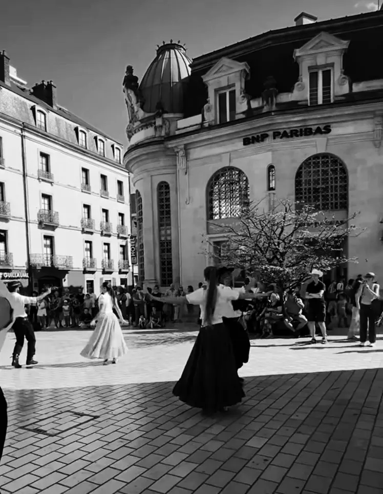 Bienvenue: el Ballet Folclórico Departamental baila en los puntos históricos de Dijon, Francia