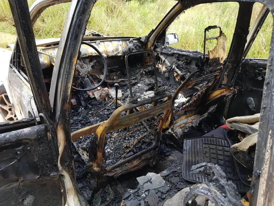 Hallan a una persona sin vida dentro de un auto incendiado, no descartan ninguna hipótesis