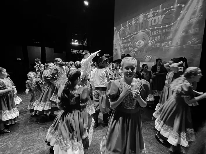 Dar lo mejor para recibir lo mejor: un estreno con el Teatro Macció colmado para “Baharú”