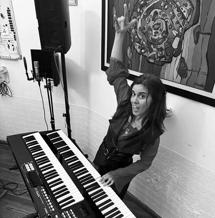 Hacer lo que se le canta: Clarisa Prince lleva su voz y música por escenarios montevideanos