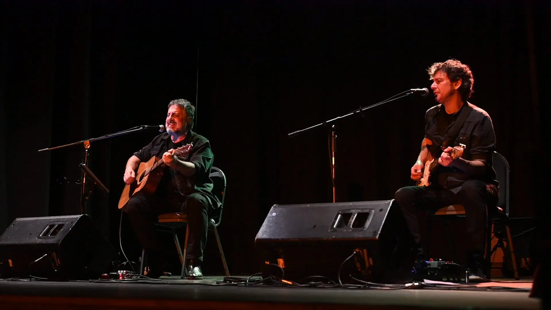 Mi guitarra se hizo fuerte y respondió: una noche de canciones y cercanía con Garo