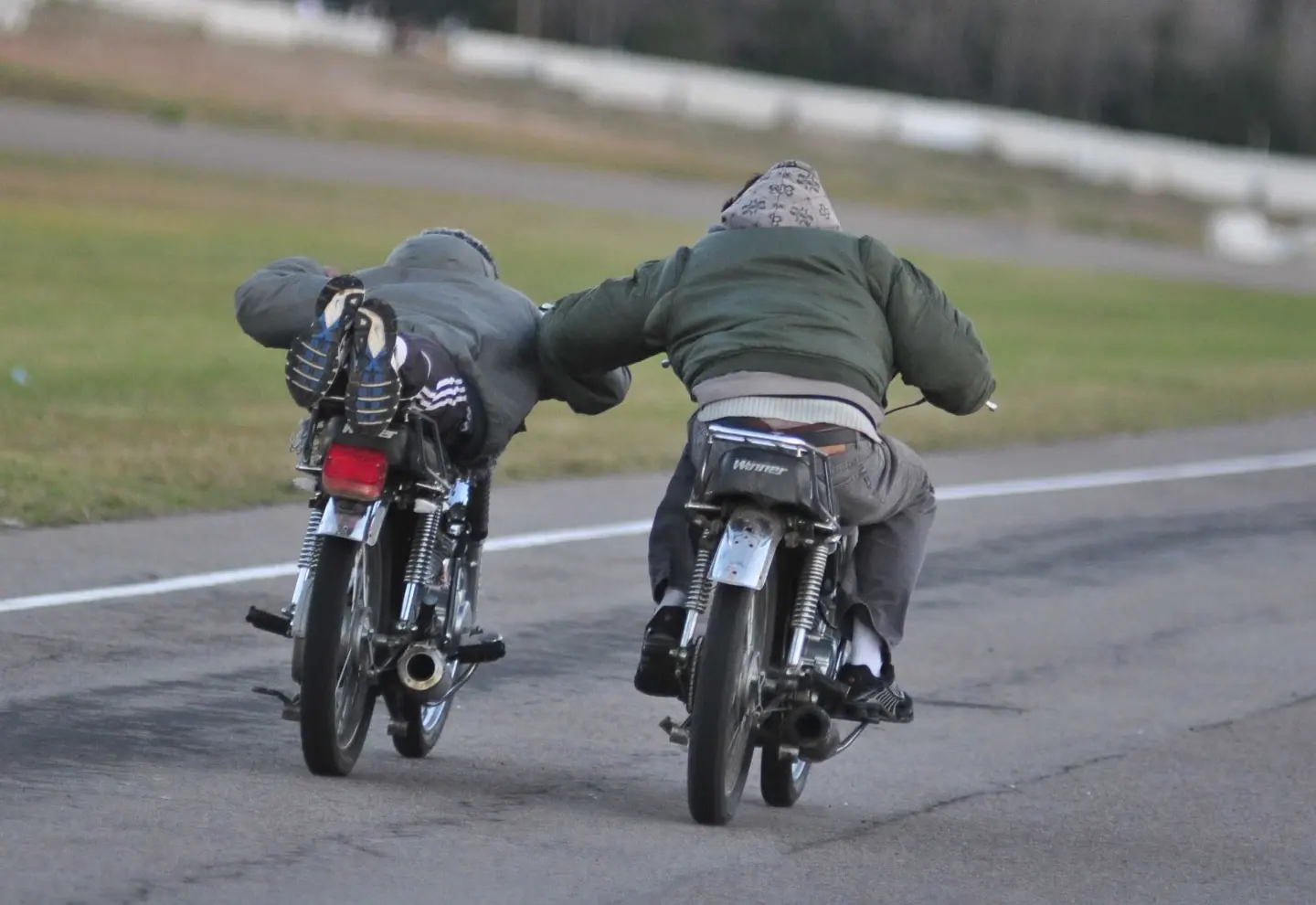 Piden reforzar los controles en el Parque Rodó por maniobras y velocidad de motos
