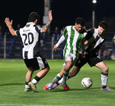 Universal pasó a semifinales del Clausura tras empatar ante Central y disponer de la ventaja deportiva